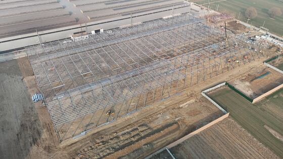 물류 시설에서 더 빠른 조립 및 건설을 달성하기 위해 미리 제조 된 철강 요소를 사용하는 창고 지붕 구조